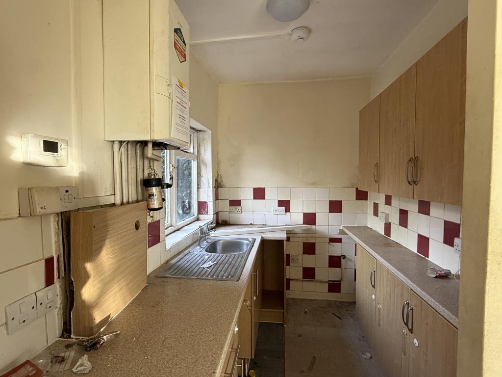 Lot: 111 - SUBSTANTIAL PERIOD PROPERTY ARRANGED AS FOUR FLATS ON A LARGE PLOT WITH REAR FRONTAGE FOR REFURBISHMENT AND WITH POTENTIAL - Kitchen in Flat 2 of Period House Arranged as Four Flats